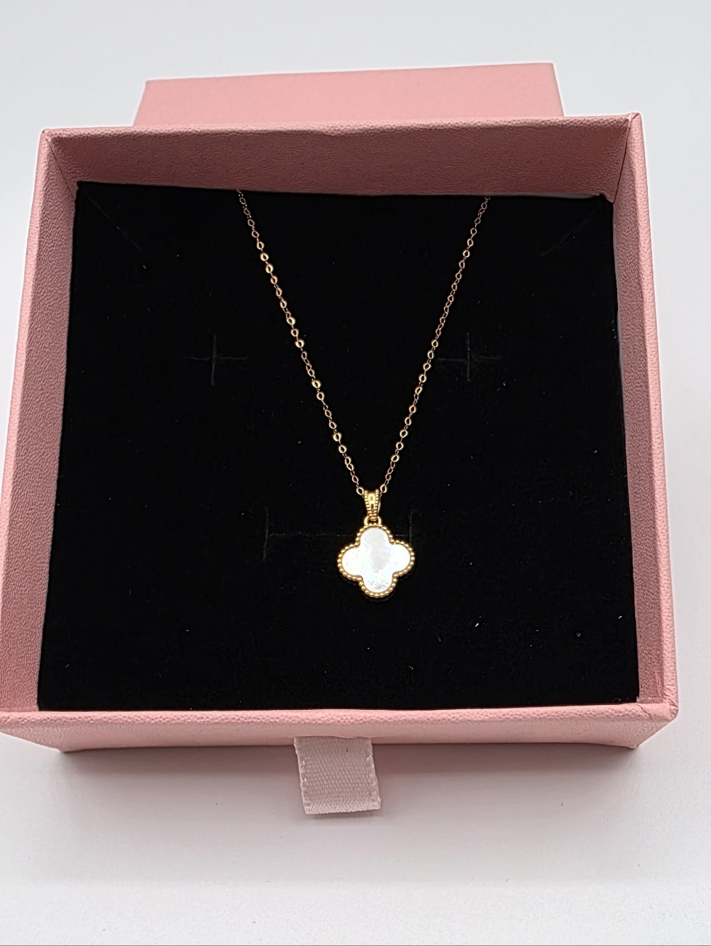 A dainty Pure 18k Gold Clover Pendant Necklace with White Inlay - Women Jewelry